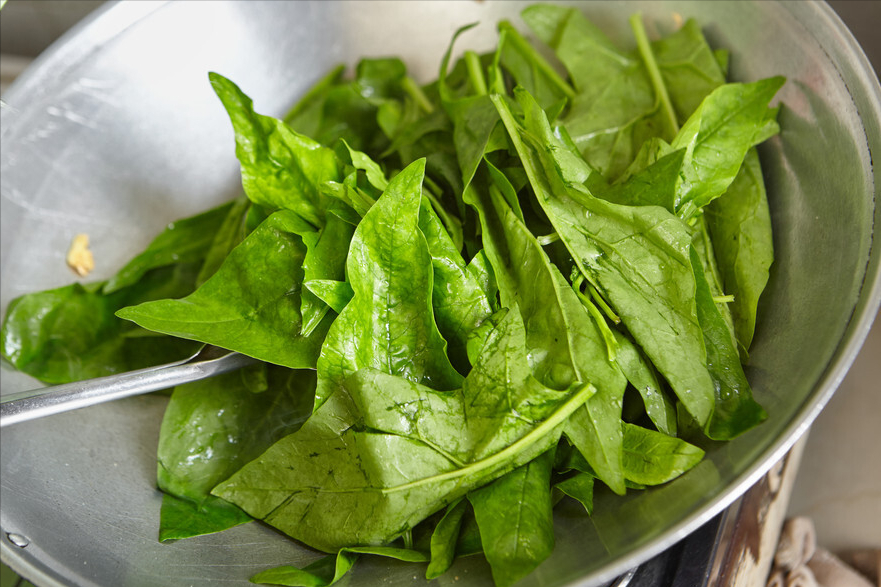 炒菠菜，直接下锅可不行，省了关键1步，难怪不翠绿，还有涩味