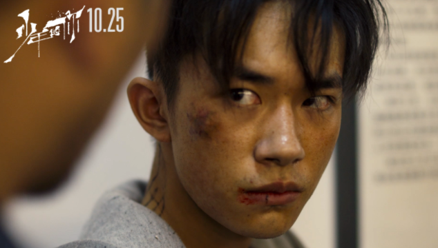 生日当天憾别金鸡影帝，20岁的易烊千玺，侥幸逃过被捧杀命运