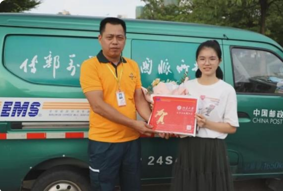 为啥大学录取通知书都用EMS快递？别的快递咋没资格？缘由很暖心