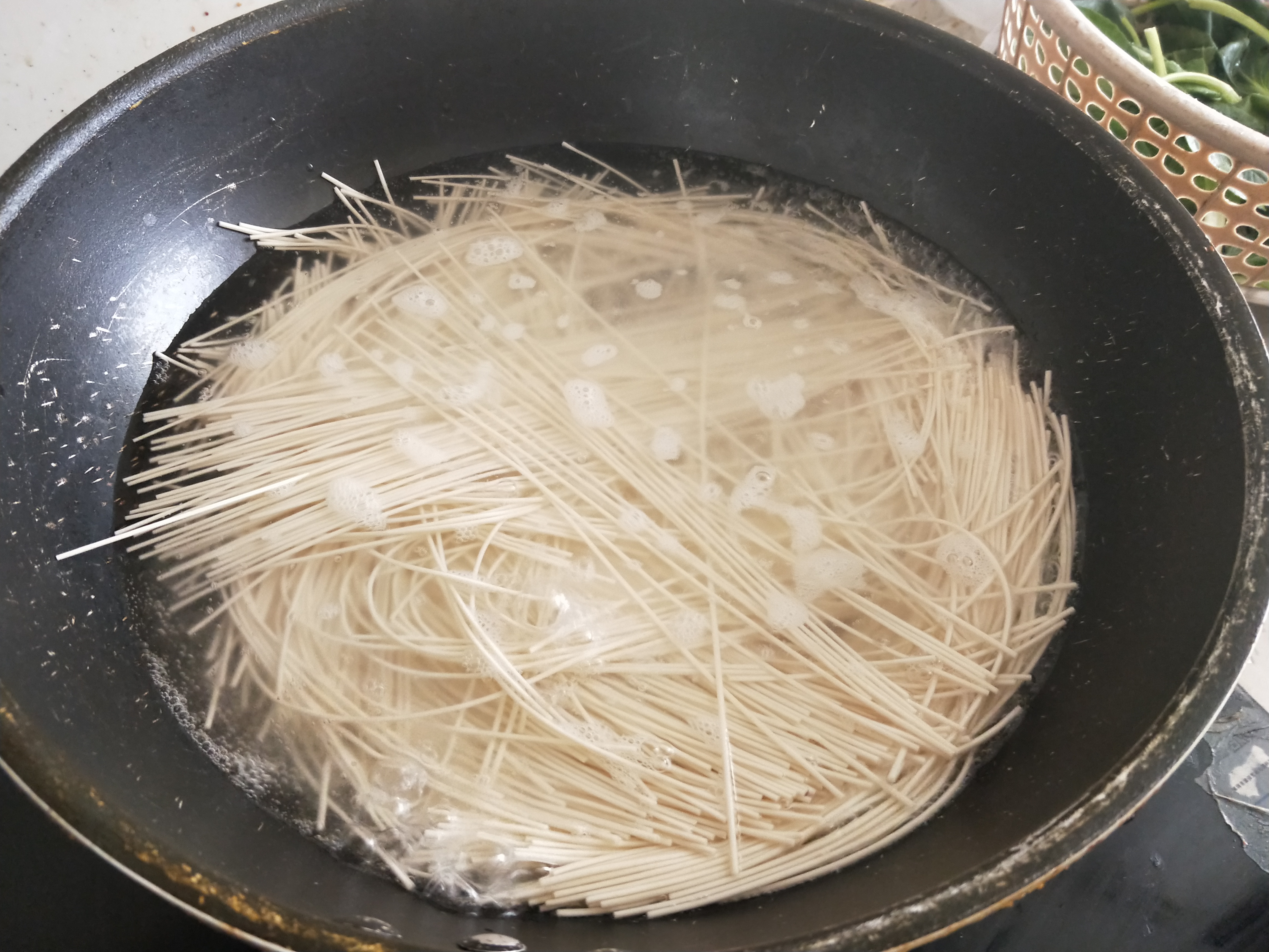 煮挂面时，开水下锅就错了！牢记这4个技巧，面条劲道爽滑又可口