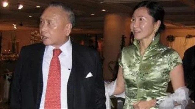 白手起家的穷小子邱德根，痛失爱妻后娶了小姨子，后患上老年痴呆