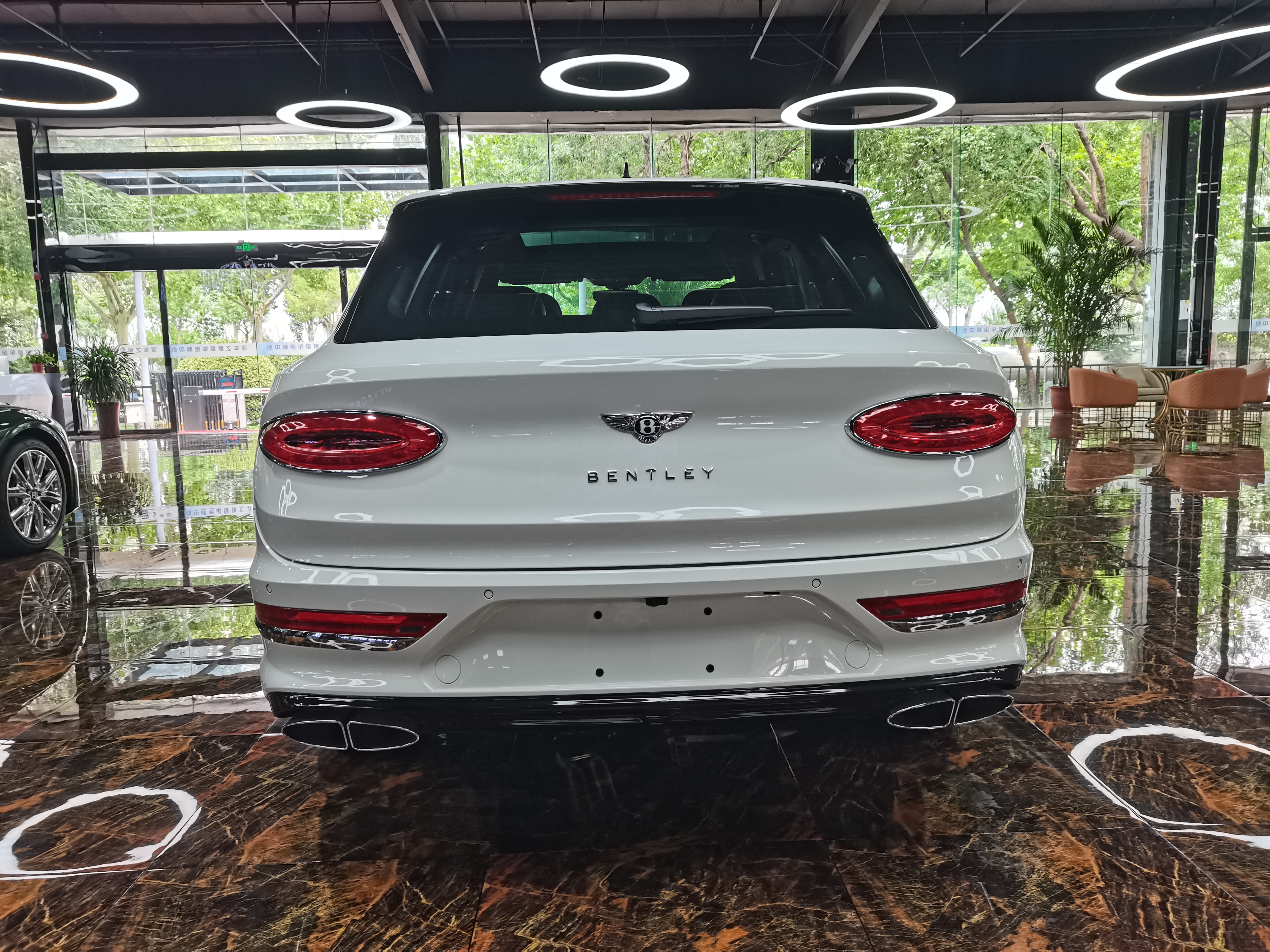 全新宾利添越升级了不少,混动3.0t动力组合,你会入手吗?