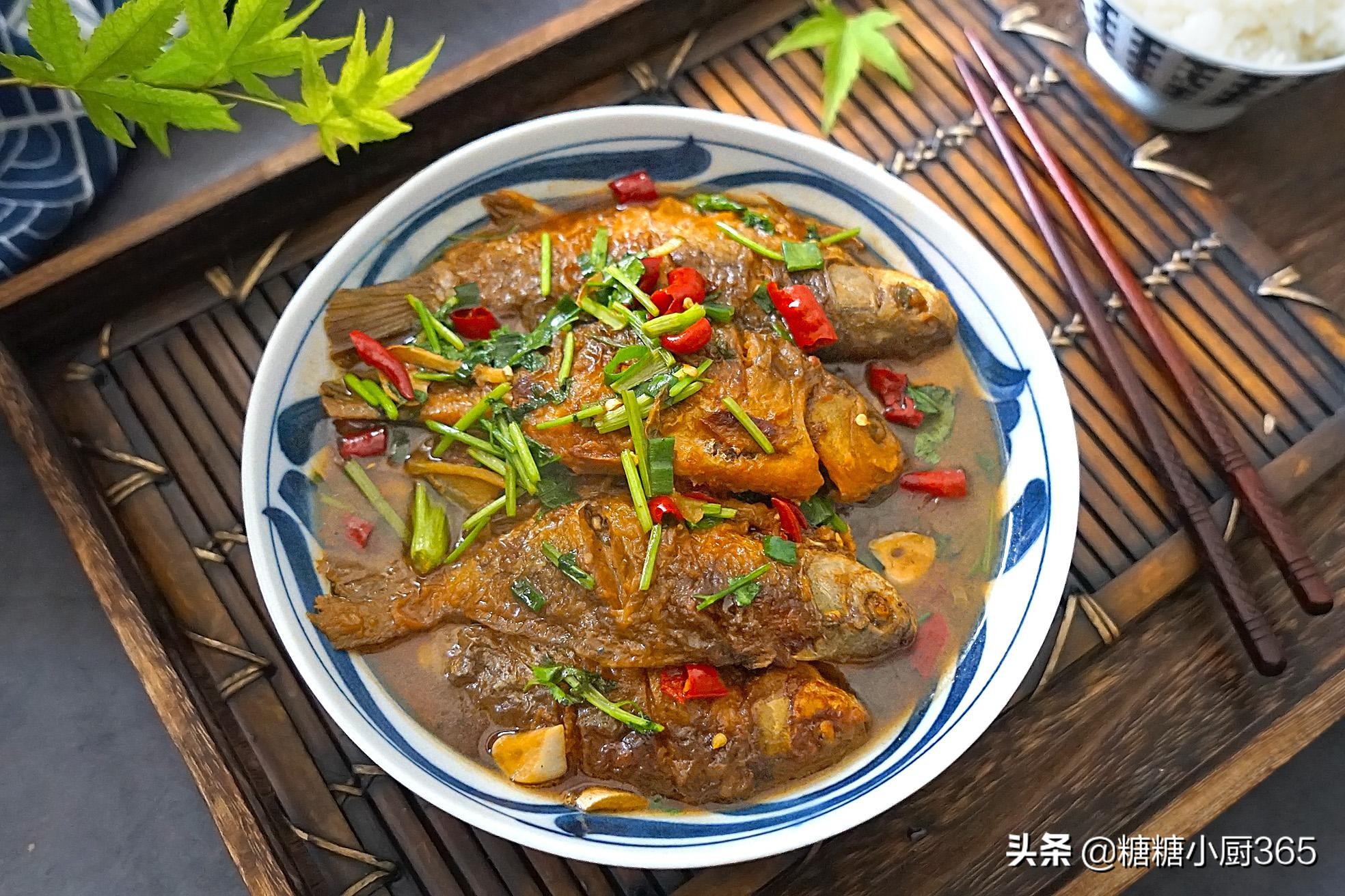 别看这么大的鱼个头小，却最鲜美，每次熬一锅，连汤汁都不剩