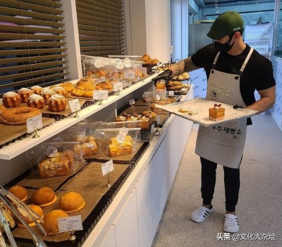 郑宝丽：他的生命从演员到面包店老板不断挑战