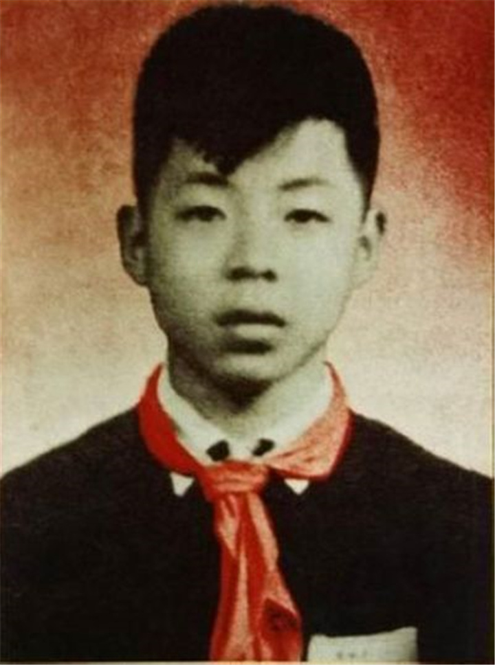 雷锋牺牲后，《中国青年》写信请毛主席题词，毛主席看后陷入沉思