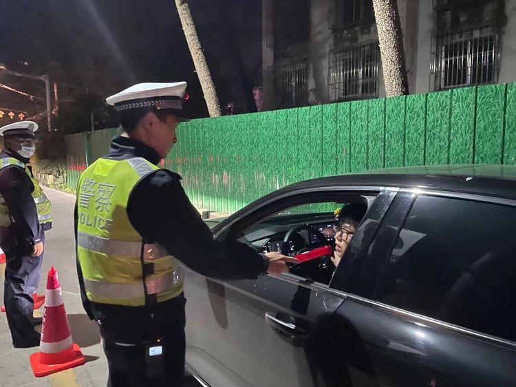 汉中交警一大队掀起秋冬季夜查整治高潮 守稳道路交通“安全线”