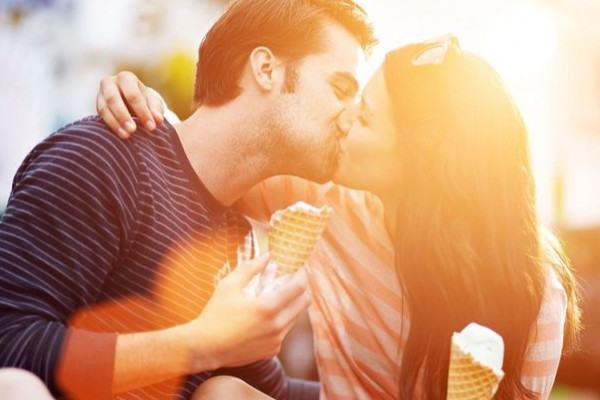 为什么接吻时男生喜欢伸舌头呢？看到其中原因，你还能接受吗？