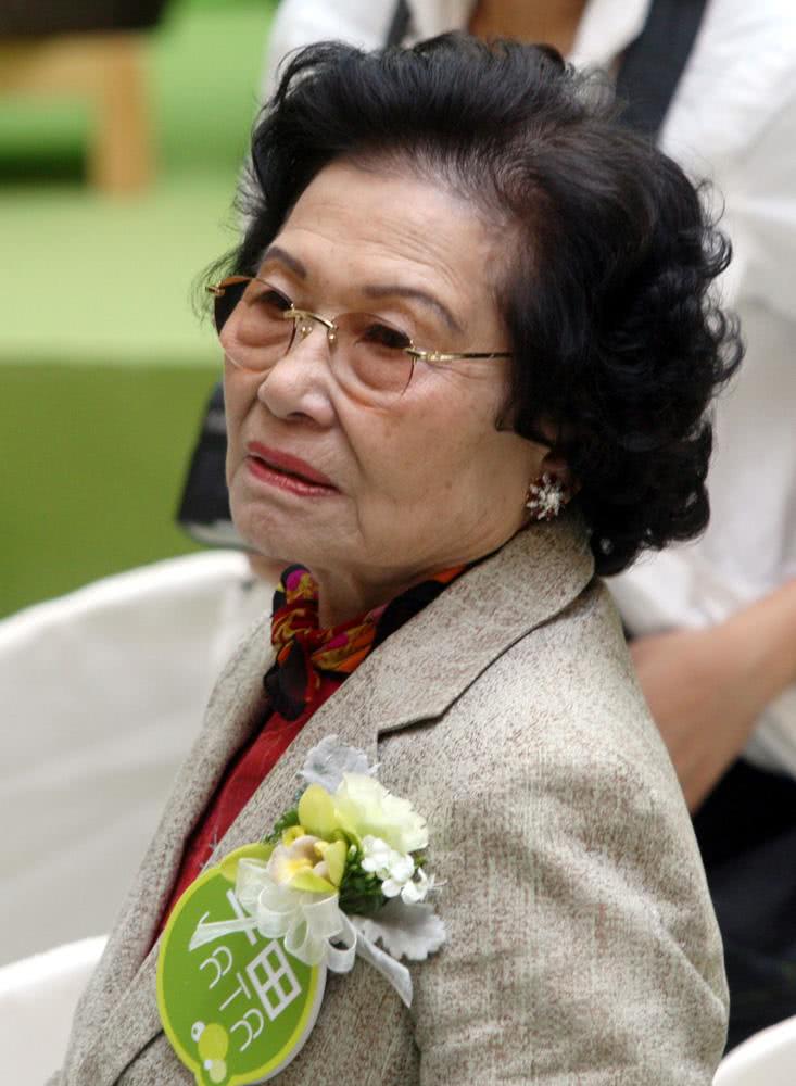 适合50岁以上中老年人的3个洗头习惯,让头发柔顺,有光泽