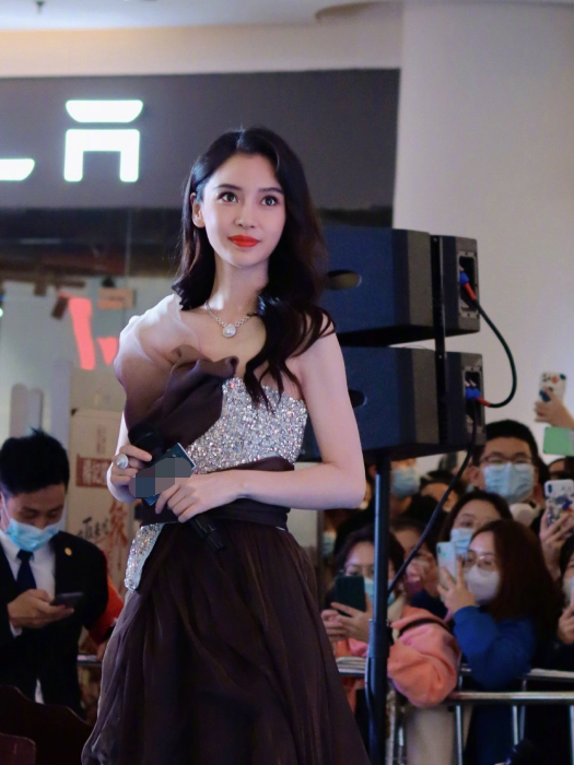 Baby现身商场裙摆太乱!一旁工作人员下蹲整理,杨颖当场弯腰致谢