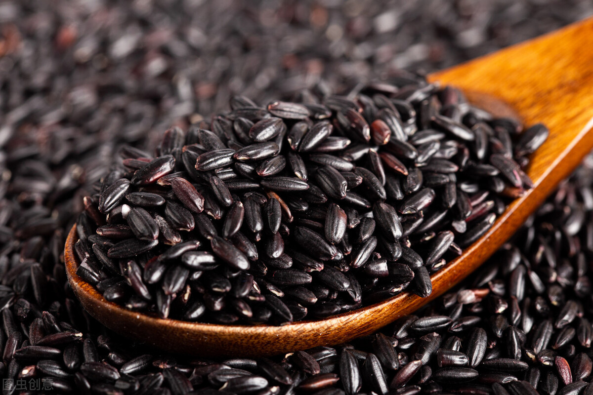 熬黑米粥时，别只会加清水，教你正确的方法，好喝美味不粘锅