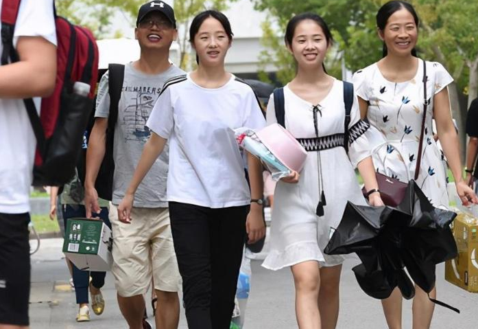 国内大学生每月“生活费”情况，1200元学生不敢出去，差别有点大