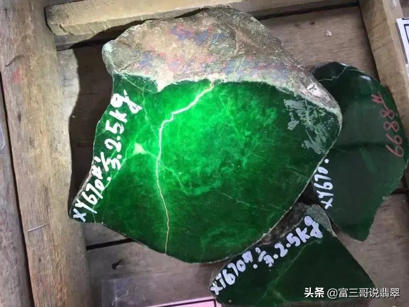翡翠在缅甸遍地都是，矿区里面的翡翠原石随便捡？这是真的吗？