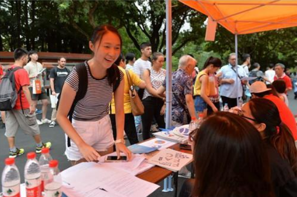 四川大学的“寒酸”宿舍，环境堪比贫民窟，新生吐槽：野外求生
