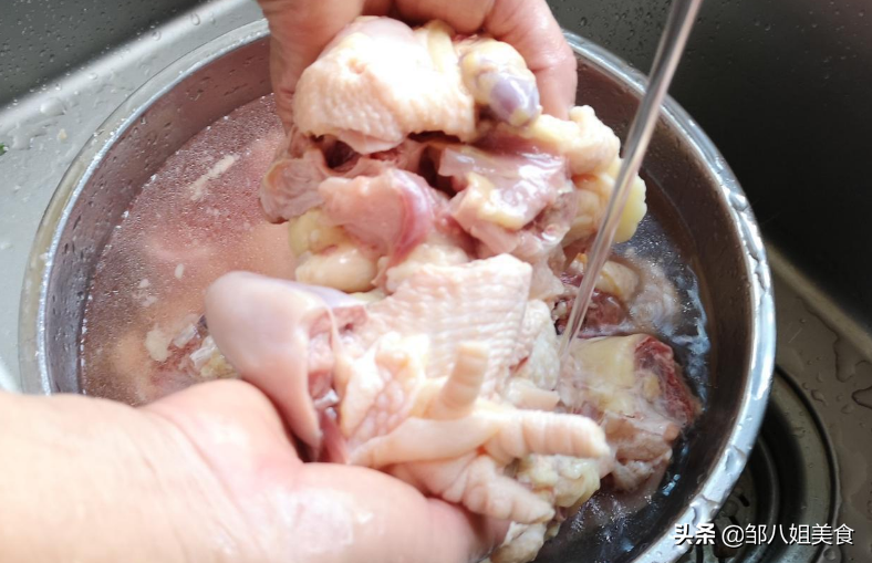 炖鸡汤，记住“2个窍门”，鸡肉不柴鸡汤不腥，汤鲜肉嫩很美味