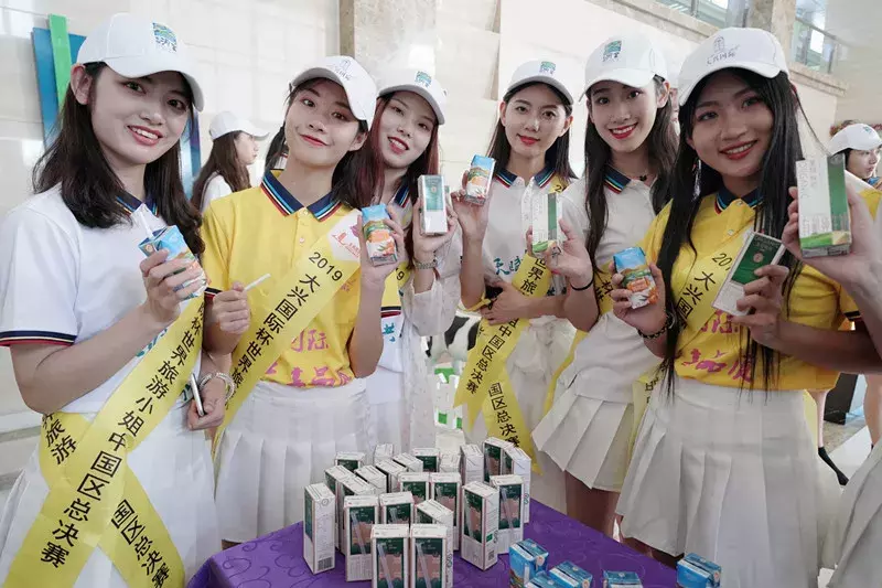 世界旅游小姐畅游巴彦淖尔，美女＋美景，保证让你看花眼