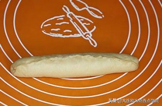 从业十年的面包师告诉你，在家怎么做香香甜甜的酥粒奶油面包