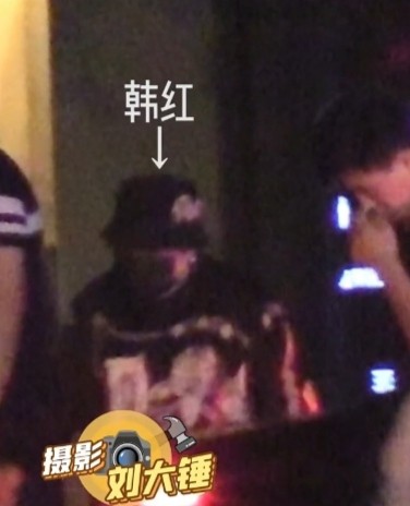 韩红现身酒吧，离场有专人帮开车门好气派，暴瘦后身材又反弹？