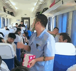 中国有嘻哈，文体两开花：你要的freestyle，都在返乡列车上