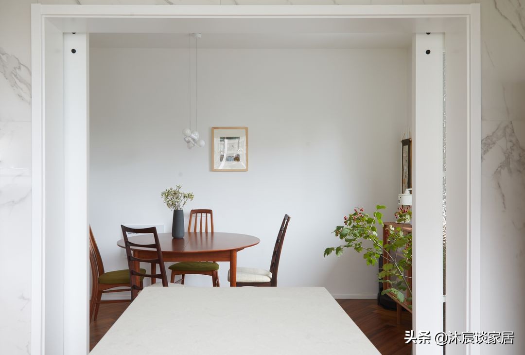 她家澄净素雅，不过度装修简单又大方，让家成为温暖治愈的居心地