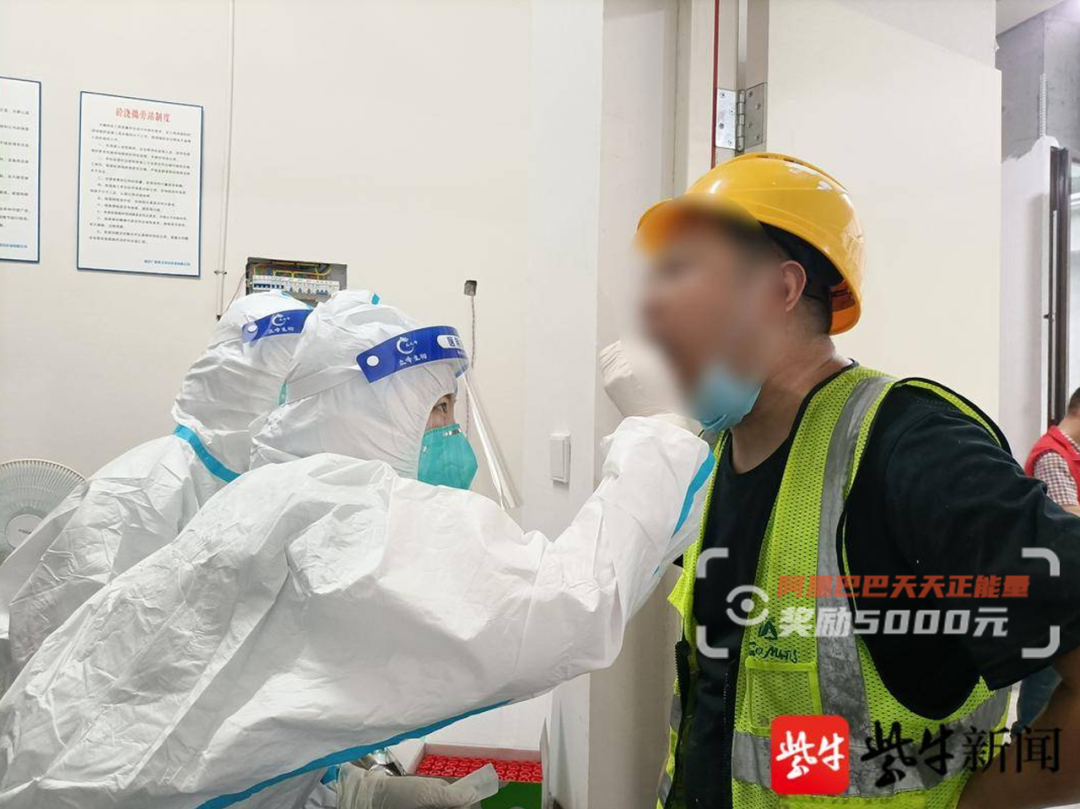 顶着满头染发剂的小姐姐，找到啦！