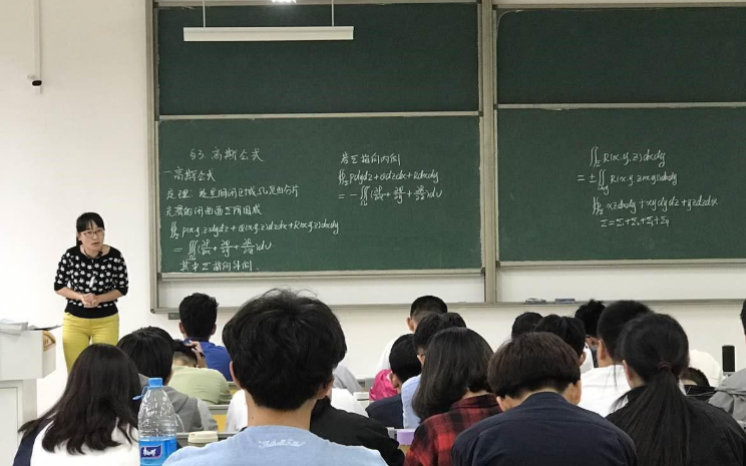 大一新生公认“挂科率高”的学科，高数上榜，不重视或将难毕业