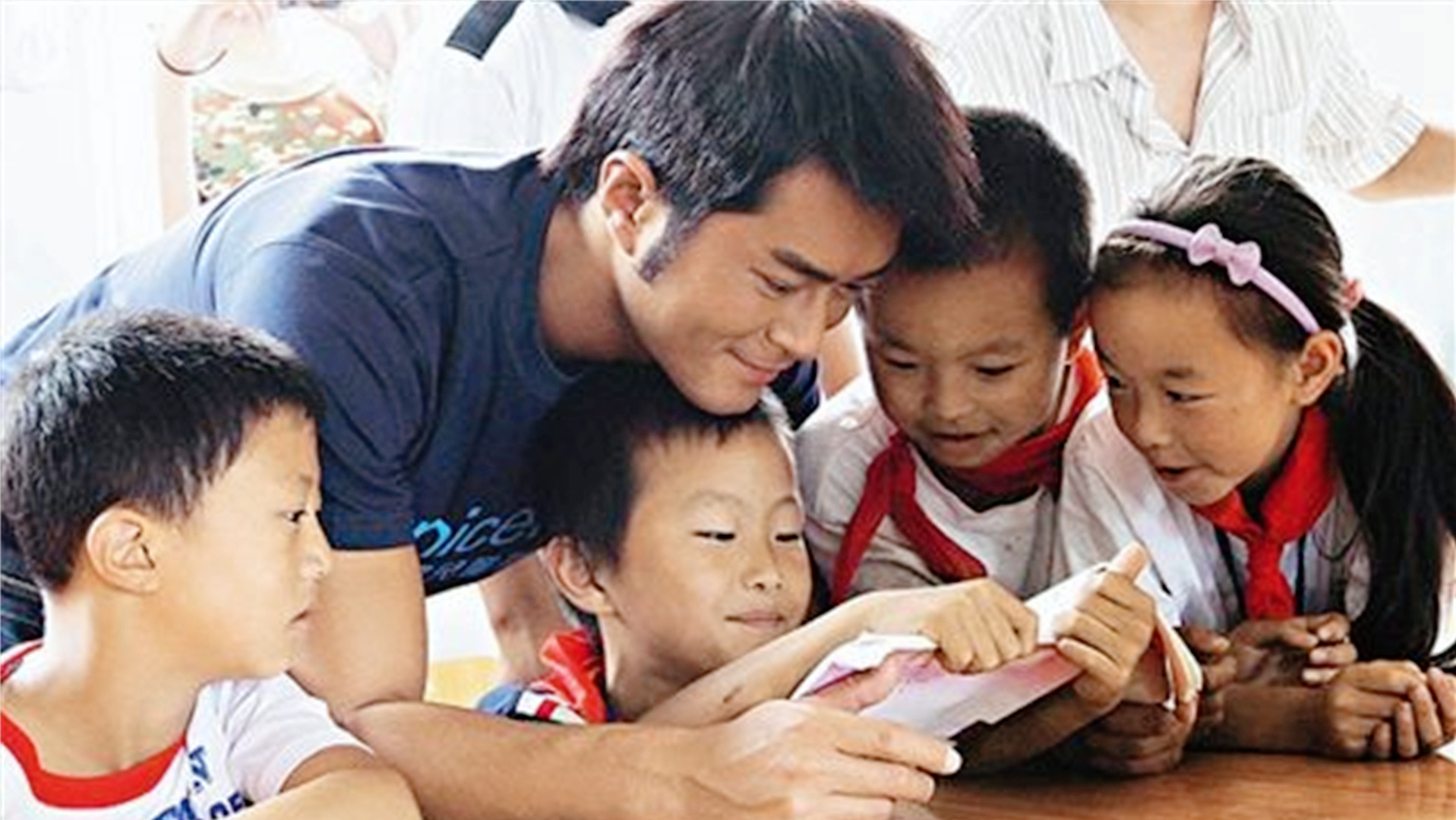 古天乐曾捐赠111所学校，而10年前这所希望小学，如今却彻底荒凉