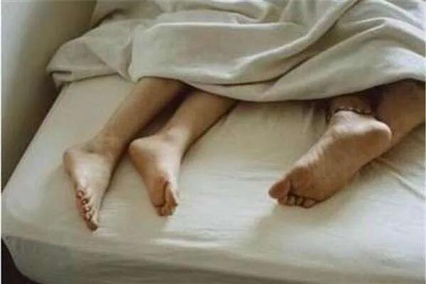 男女话题：如何看待大学生婚前性行为