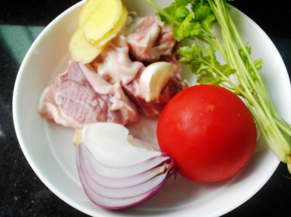 要想羊肉不腥不膻，除了焯水，加这3种食材一起炖，汤更鲜美