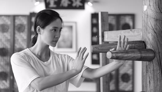 王智：7岁习武少林拳，和佟丽娅同班，中戏毕业后却跑去当了村官