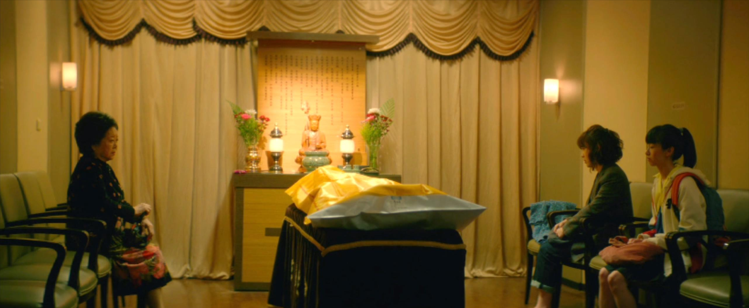 丈夫去世后，她和四位女性一起在寿宴上举行了葬礼。