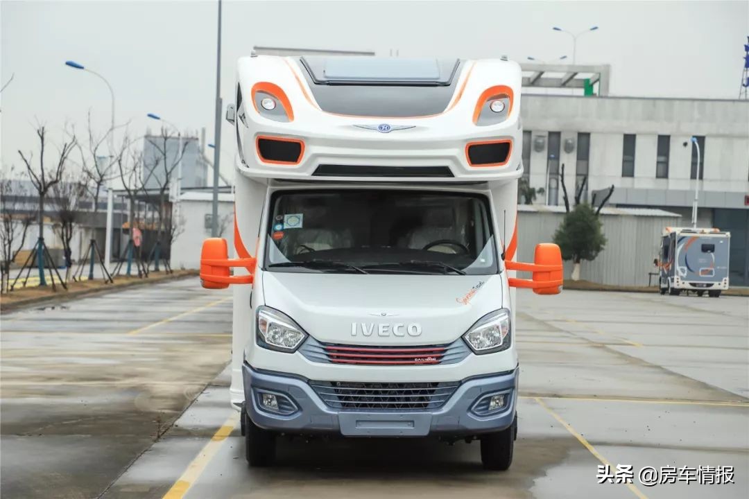 新发布的两款依维柯房车，预计40多万，4座6座两布局你更喜欢谁？