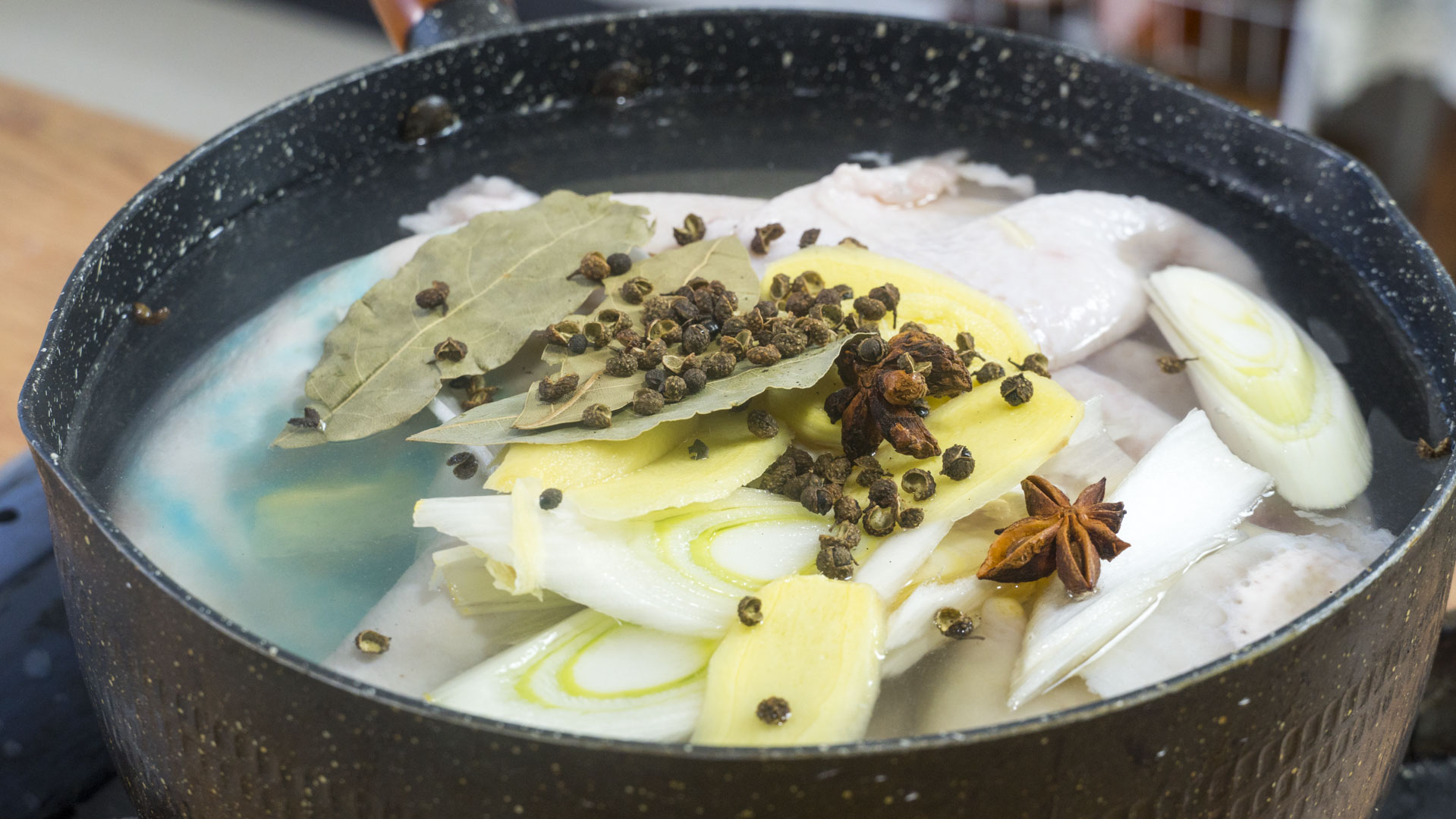 秋冬干燥寒冷，女人要多吃6种食材，补水又驱寒，面如桃花显年轻