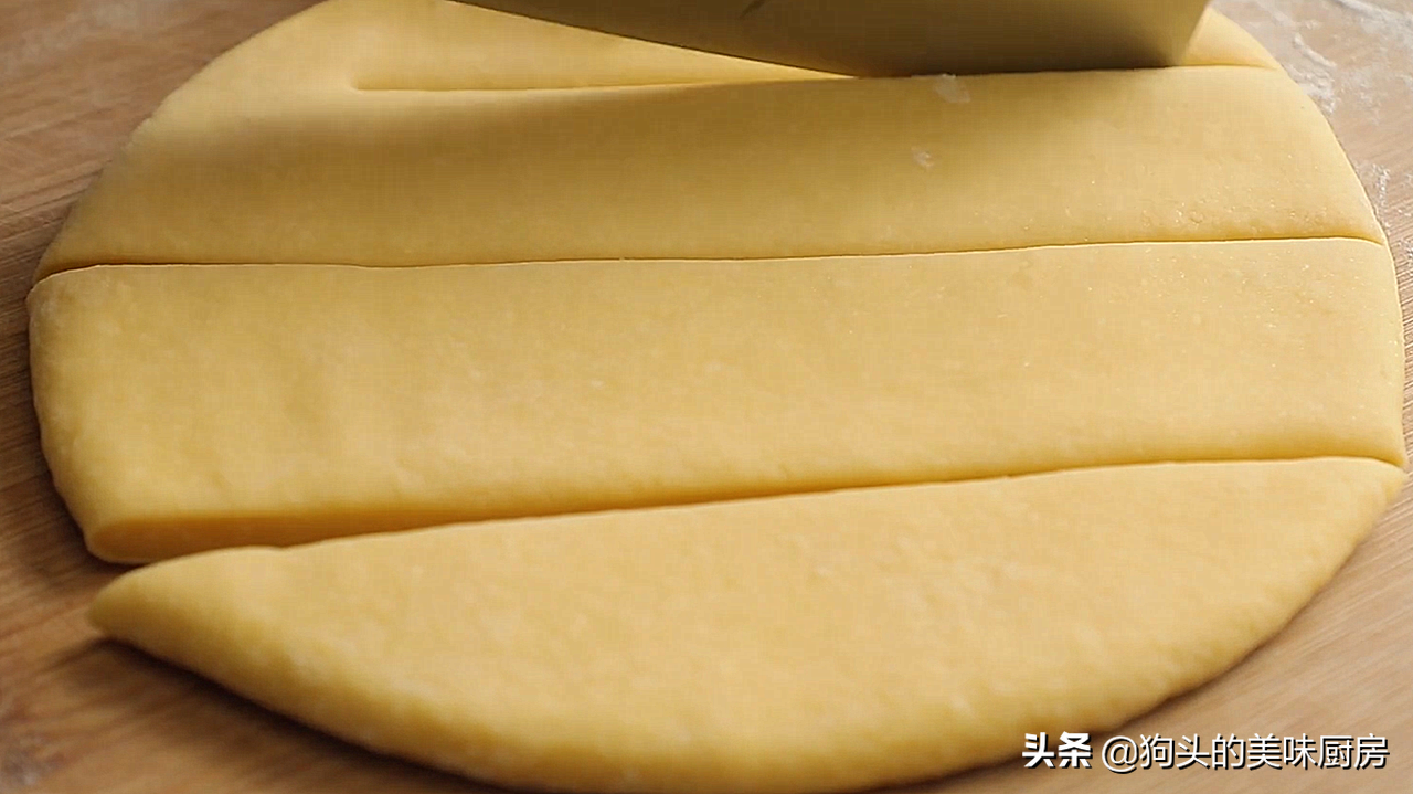 家里有鸡蛋就能做的鸡蛋酥，用料简单味道好，入口酥脆香而不腻