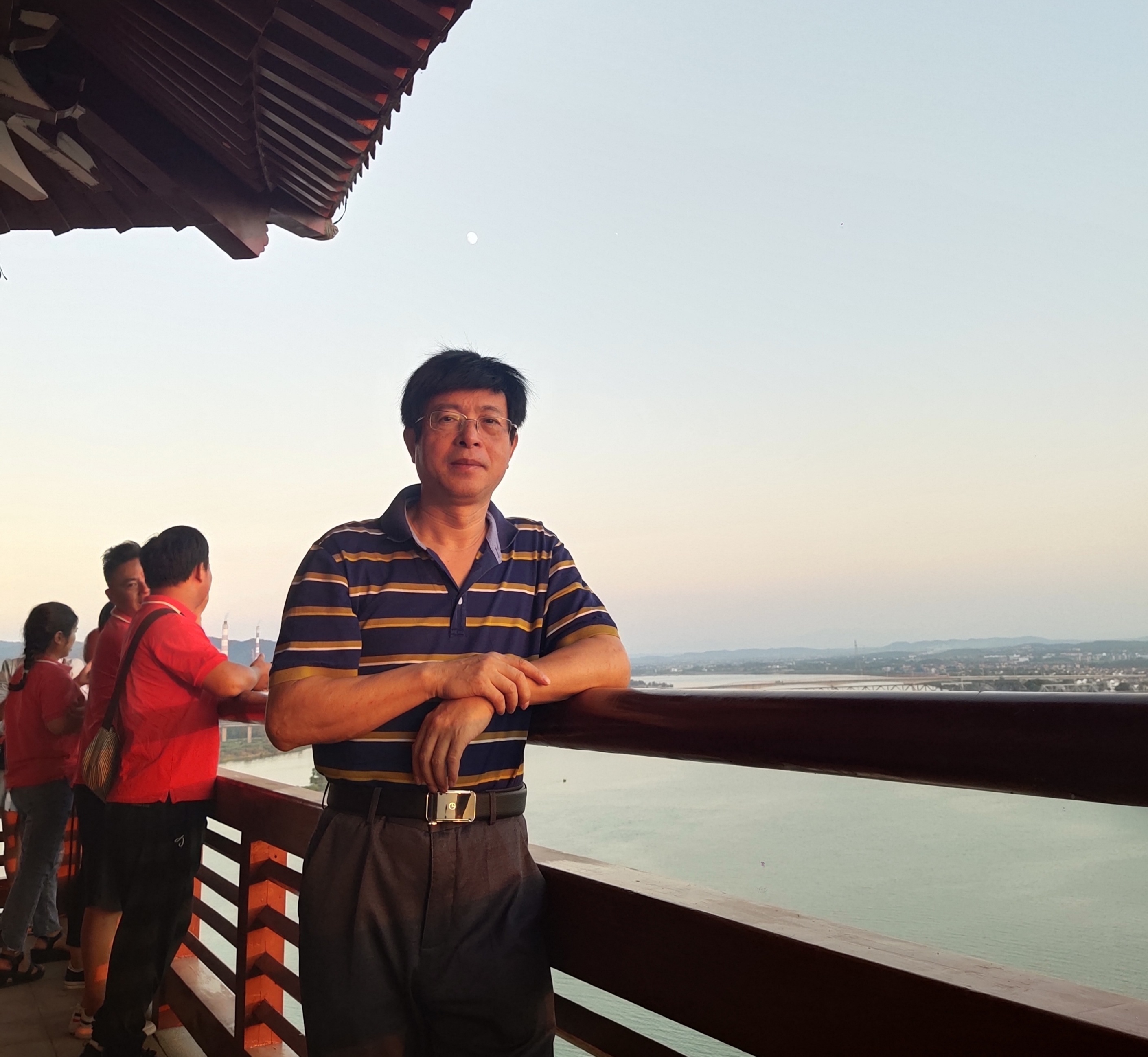 胡刚毅诗歌评论二篇