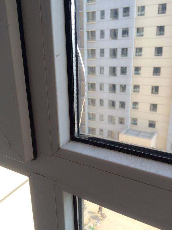 好好的双层玻璃,一觉起来发现夹层中间起雾,这也是奇怪了