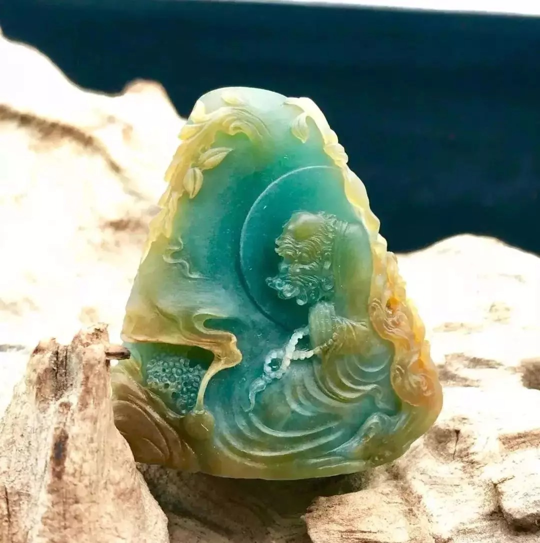 参考宝主的雕刻要求,最终设计了《菩提达摩》题材:在翡翠正面开窗位