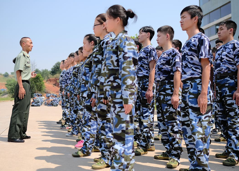 大一新生开学，军训需要带这4样东西，别说学姐没提醒你