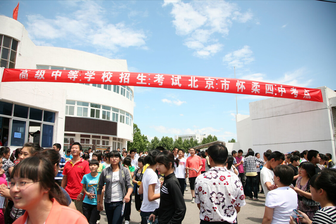 中高考当天，家长有必要“全程陪考”吗，机智的家长巧妙应对