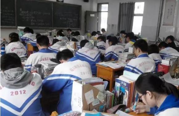 高考状元收到北大录取通知书后，却因父母的过错，被强行收回