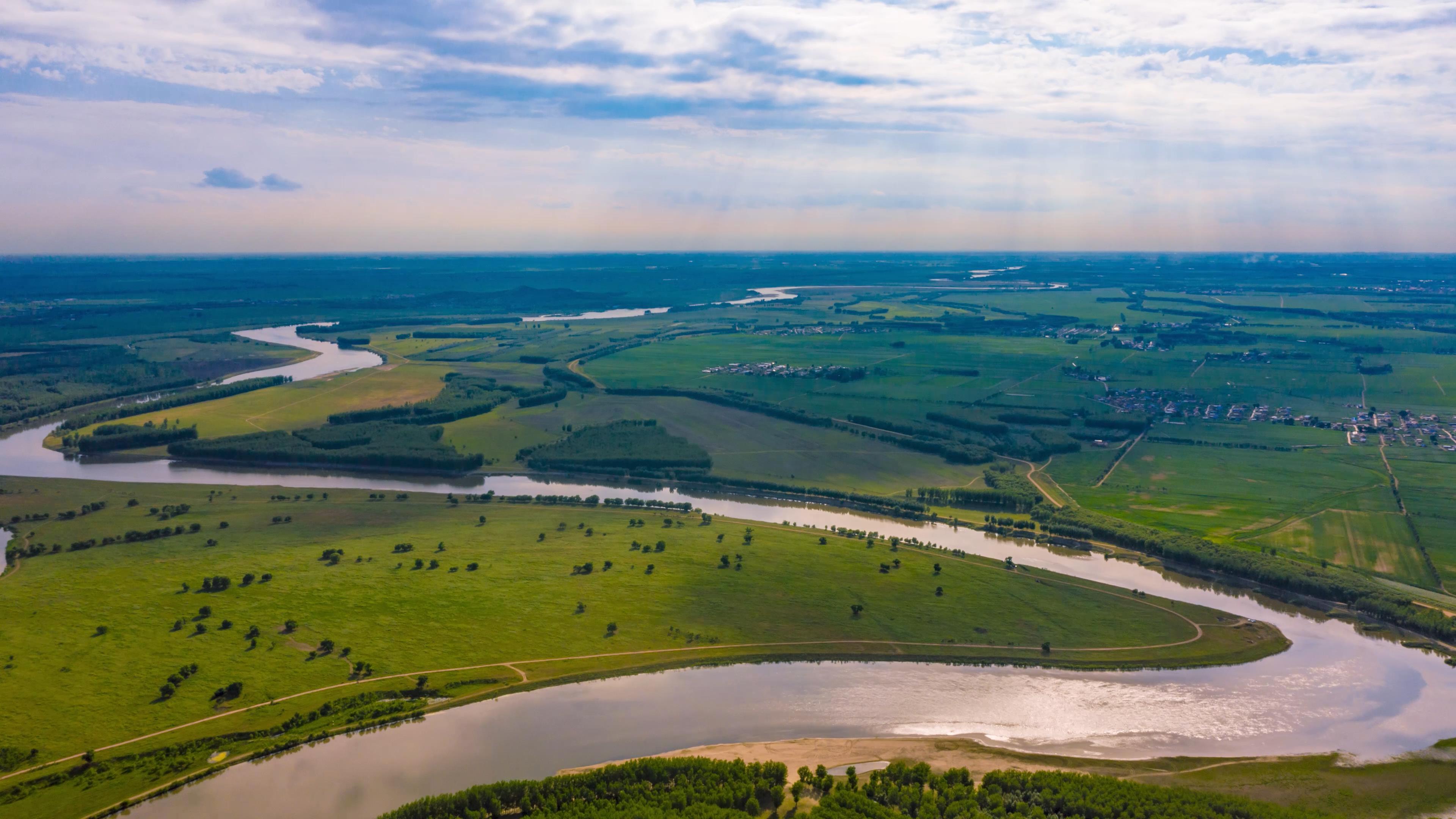 辽河平原辽宁省西部的山脉主要有努鲁儿虎山,松岭,黑山和医巫闾山等等