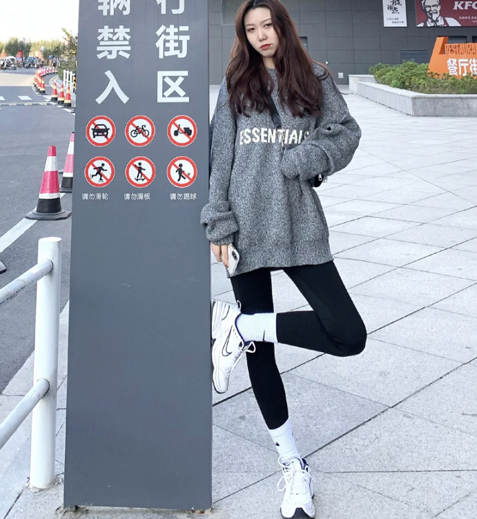 鲨鱼裤+长袜，初春建议这么穿，帮你优化腿部线条