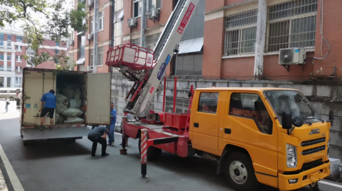 人民日报聚焦！湖南大学坐拥三条“地铁校车”，其中一条直达宿舍门口！