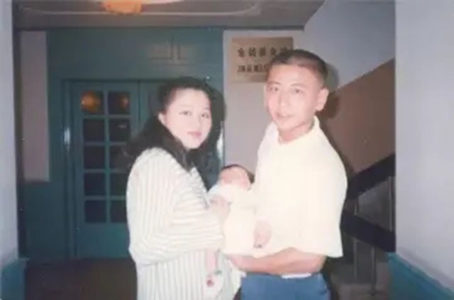 王伟牺牲20年，妻子仍在等他返航，儿子今成海军军官，已服役4年