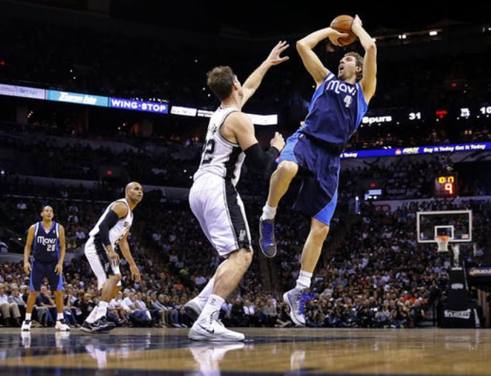 nba球框为什么这么好进球(投篮时应该盯着球还是看着筐？这或是NBA历史上最易被忽视的难题)