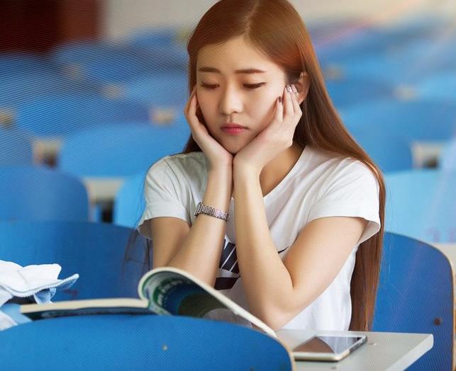 大一新生不当班干部也不参加社团，未来会受影响吗？导员说出答案