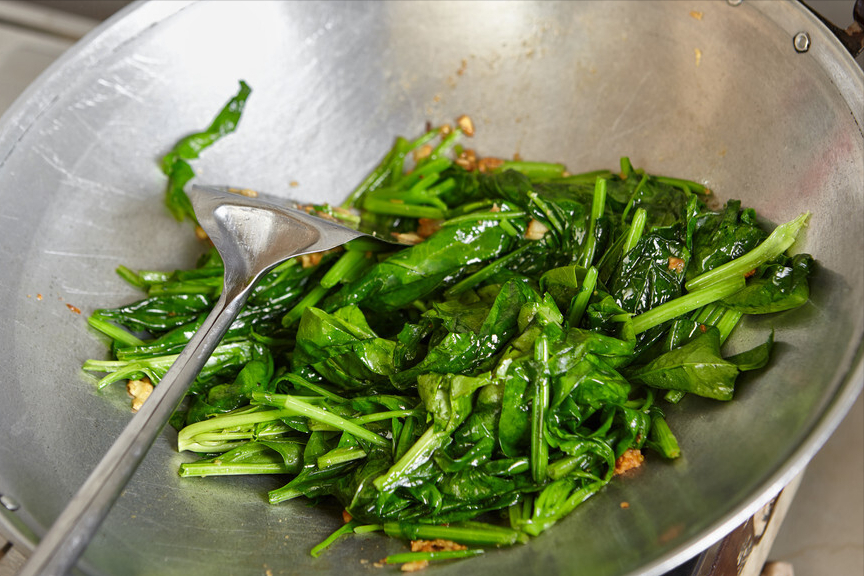 炒菠菜，直接下锅可不行，省了关键1步，难怪不翠绿，还有涩味