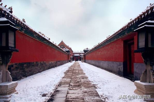 红墙，白雪，琉璃瓦，大雪压青松