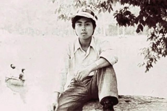 15岁考入北大的天才诗人，25岁却卧轨自杀，海子父亲：不该学文科