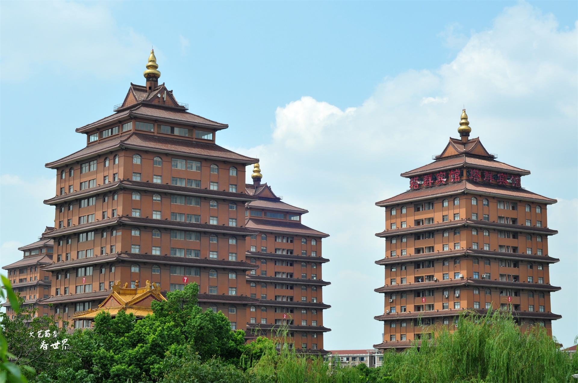 塔身上"中国华西"金字匾额气势非凡,塔下有五座伟人的雕像,华西金塔