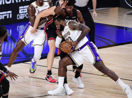 詹姆斯螃蟹步(NBA巨星4大争议绝招：哈登的后撤步，詹姆斯的“螃蟹步”上篮)